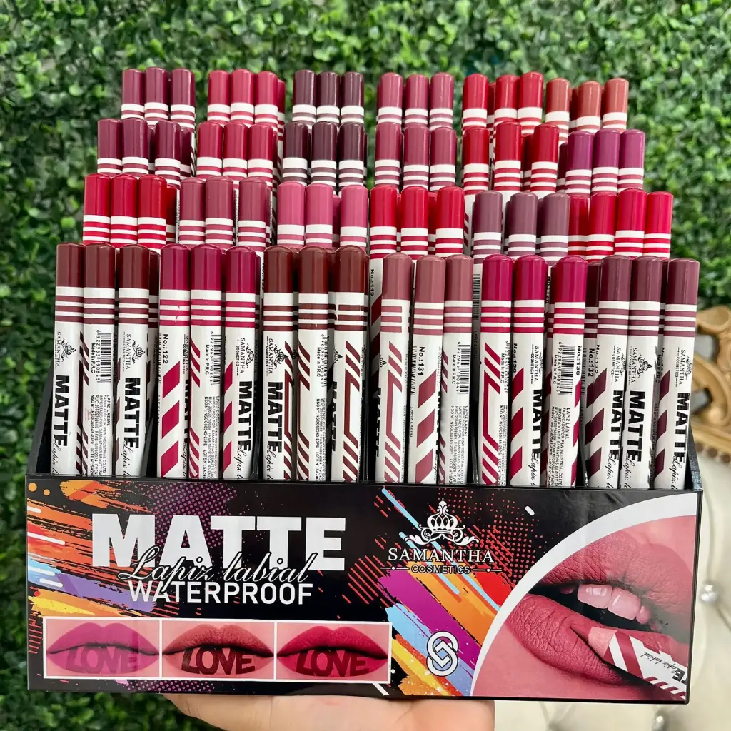 Lápiz labial matte diseño blanco 446 